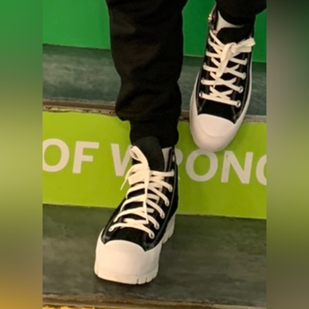 RARELY WORN CONVERSE SNEAKER